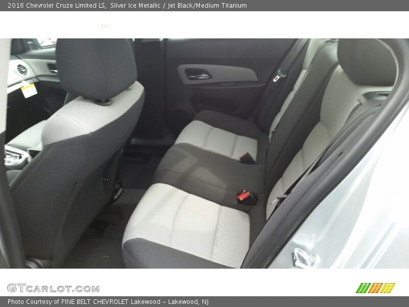 Silver Ice Metallic / Jet Black/Medium Titanium 2016 Chevrolet Cruze Limited LS