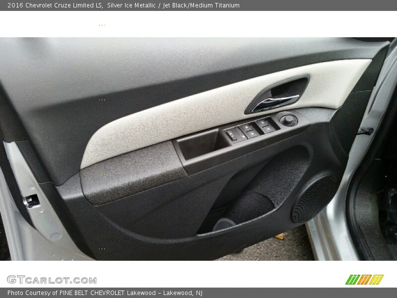 Silver Ice Metallic / Jet Black/Medium Titanium 2016 Chevrolet Cruze Limited LS