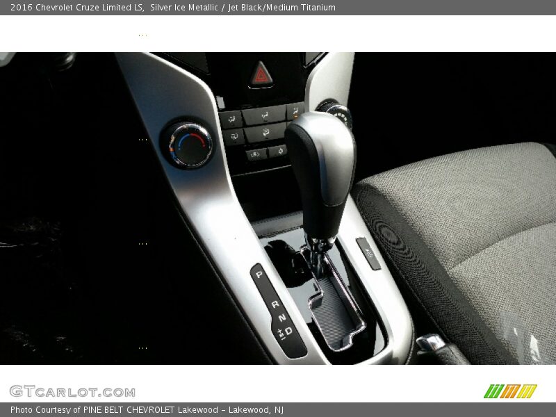 Silver Ice Metallic / Jet Black/Medium Titanium 2016 Chevrolet Cruze Limited LS