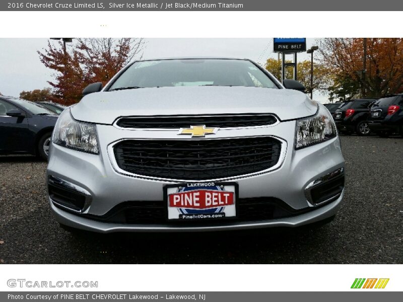 Silver Ice Metallic / Jet Black/Medium Titanium 2016 Chevrolet Cruze Limited LS