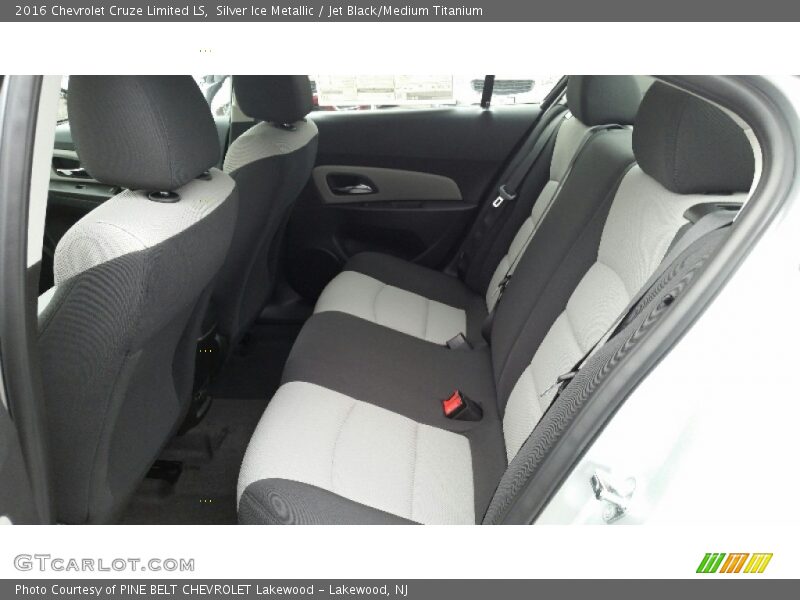 Silver Ice Metallic / Jet Black/Medium Titanium 2016 Chevrolet Cruze Limited LS