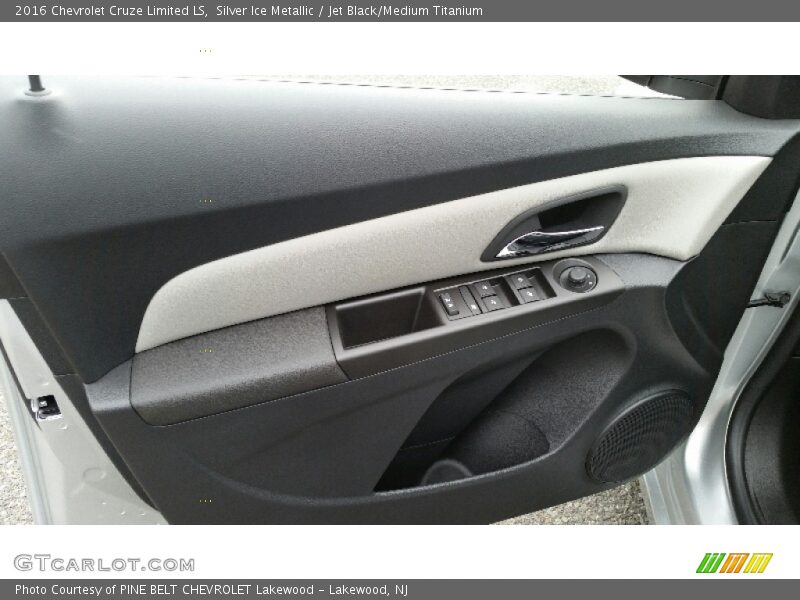 Silver Ice Metallic / Jet Black/Medium Titanium 2016 Chevrolet Cruze Limited LS