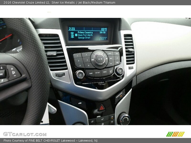 Silver Ice Metallic / Jet Black/Medium Titanium 2016 Chevrolet Cruze Limited LS