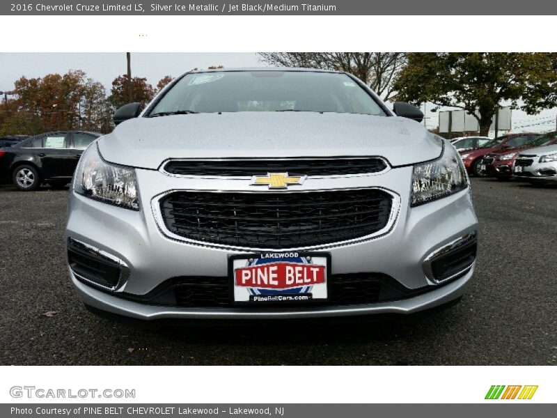 Silver Ice Metallic / Jet Black/Medium Titanium 2016 Chevrolet Cruze Limited LS
