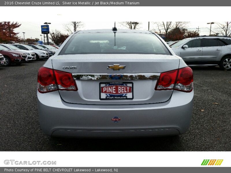 Silver Ice Metallic / Jet Black/Medium Titanium 2016 Chevrolet Cruze Limited LS
