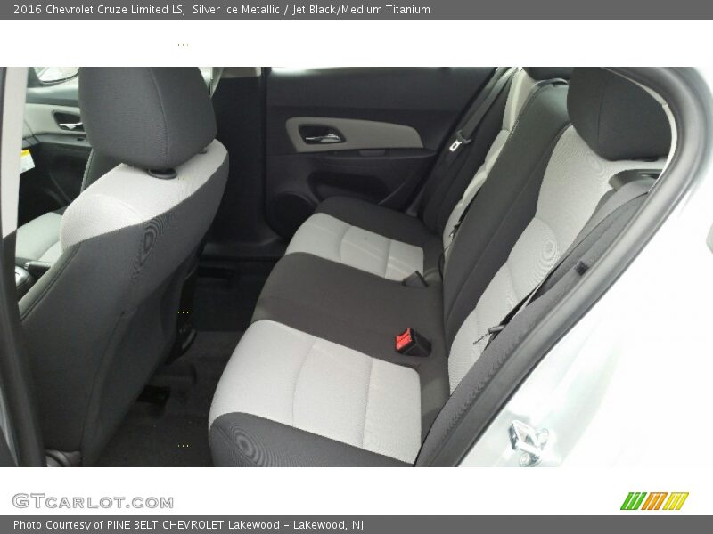 Silver Ice Metallic / Jet Black/Medium Titanium 2016 Chevrolet Cruze Limited LS