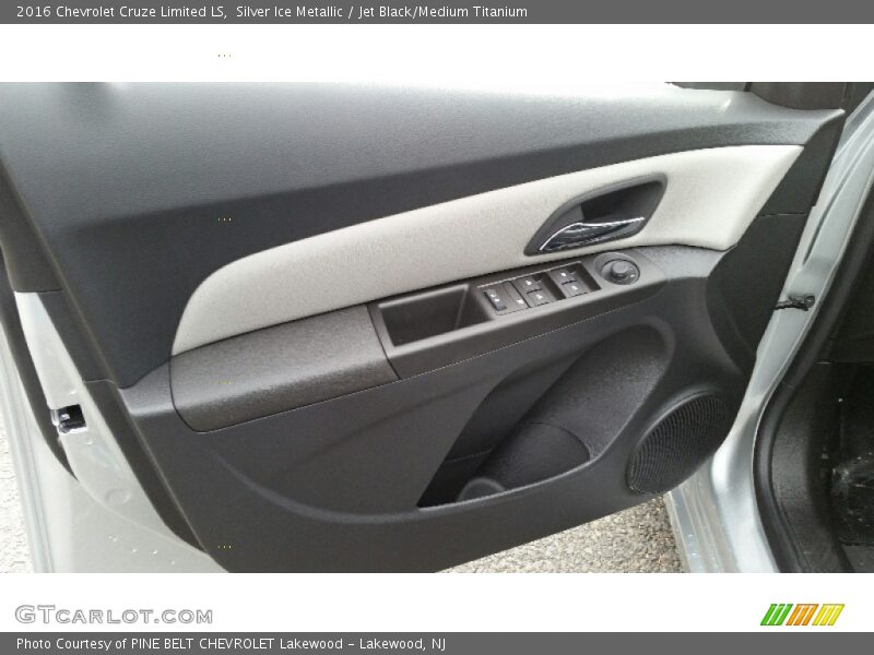 Silver Ice Metallic / Jet Black/Medium Titanium 2016 Chevrolet Cruze Limited LS