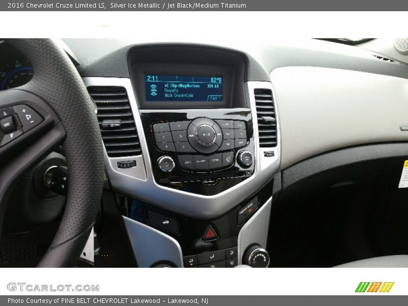 Silver Ice Metallic / Jet Black/Medium Titanium 2016 Chevrolet Cruze Limited LS