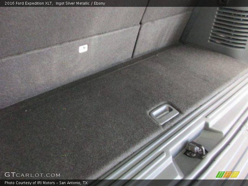 Ingot Silver Metallic / Ebony 2016 Ford Expedition XLT