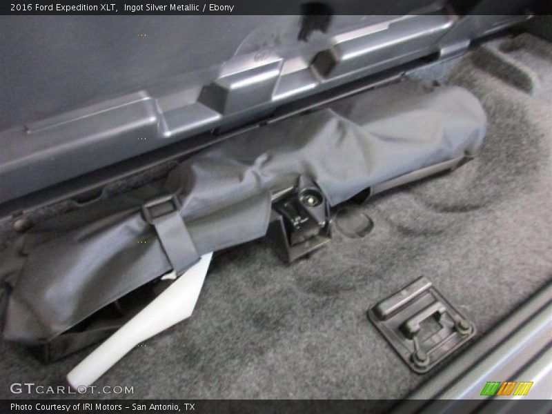 Ingot Silver Metallic / Ebony 2016 Ford Expedition XLT