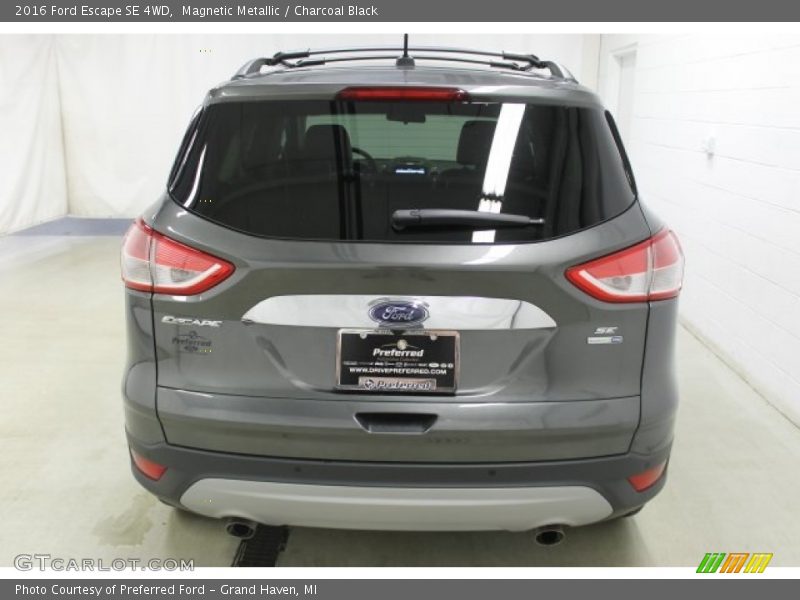 Magnetic Metallic / Charcoal Black 2016 Ford Escape SE 4WD