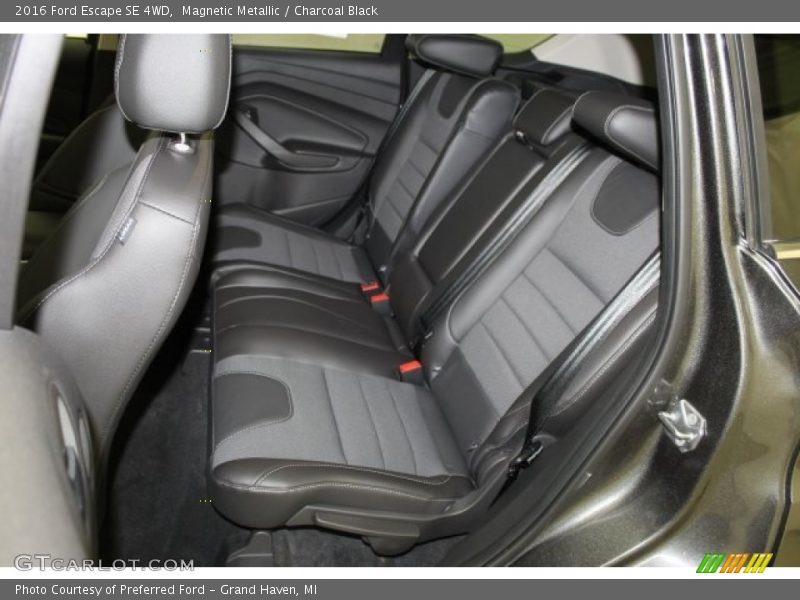 Magnetic Metallic / Charcoal Black 2016 Ford Escape SE 4WD