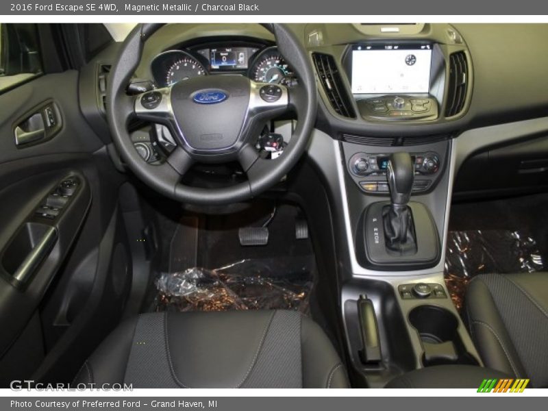 Magnetic Metallic / Charcoal Black 2016 Ford Escape SE 4WD