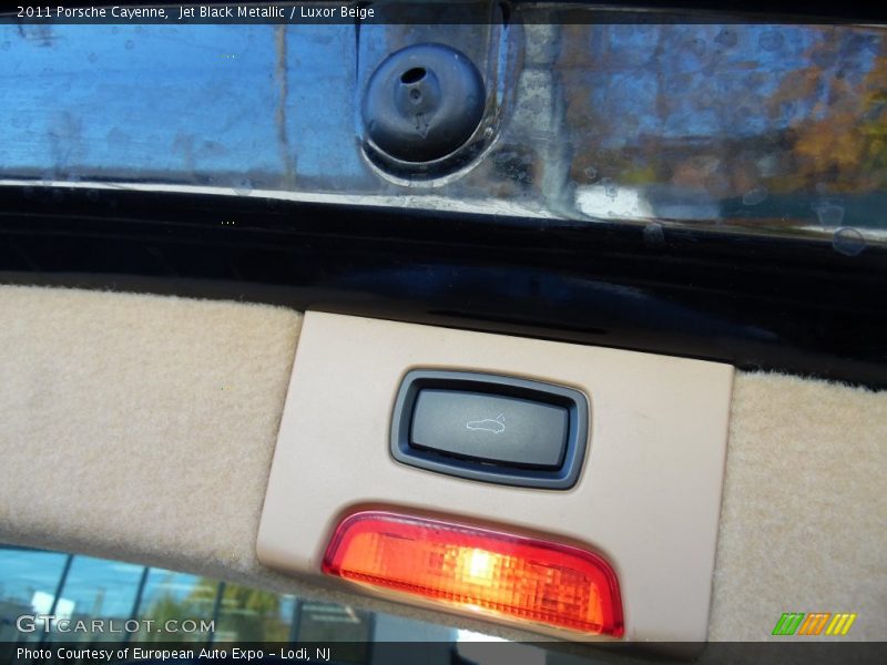 Jet Black Metallic / Luxor Beige 2011 Porsche Cayenne