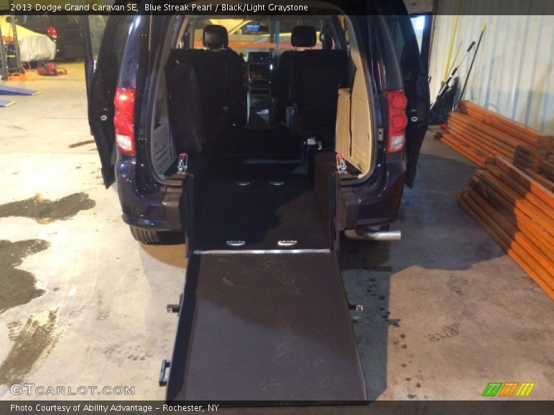 Blue Streak Pearl / Black/Light Graystone 2013 Dodge Grand Caravan SE