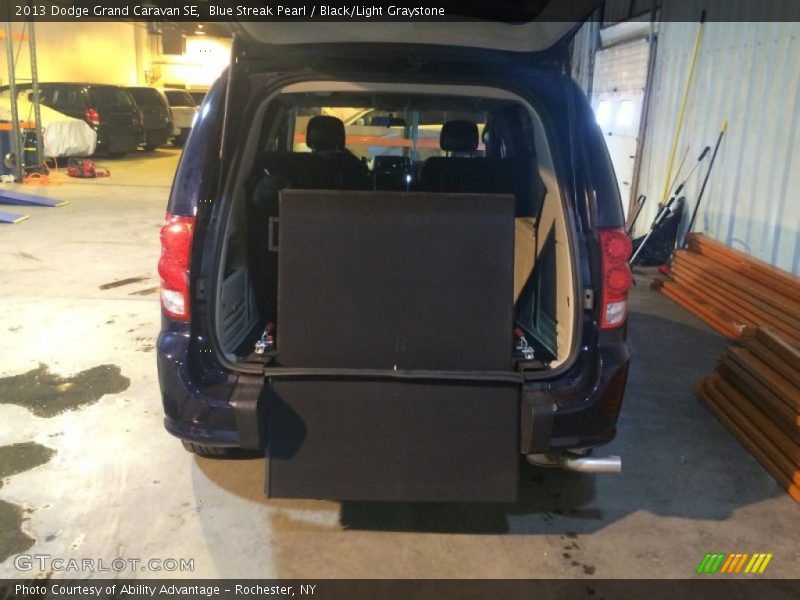 Blue Streak Pearl / Black/Light Graystone 2013 Dodge Grand Caravan SE
