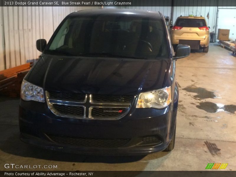 Blue Streak Pearl / Black/Light Graystone 2013 Dodge Grand Caravan SE