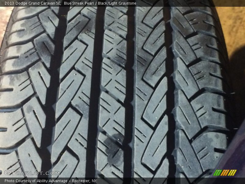 Blue Streak Pearl / Black/Light Graystone 2013 Dodge Grand Caravan SE