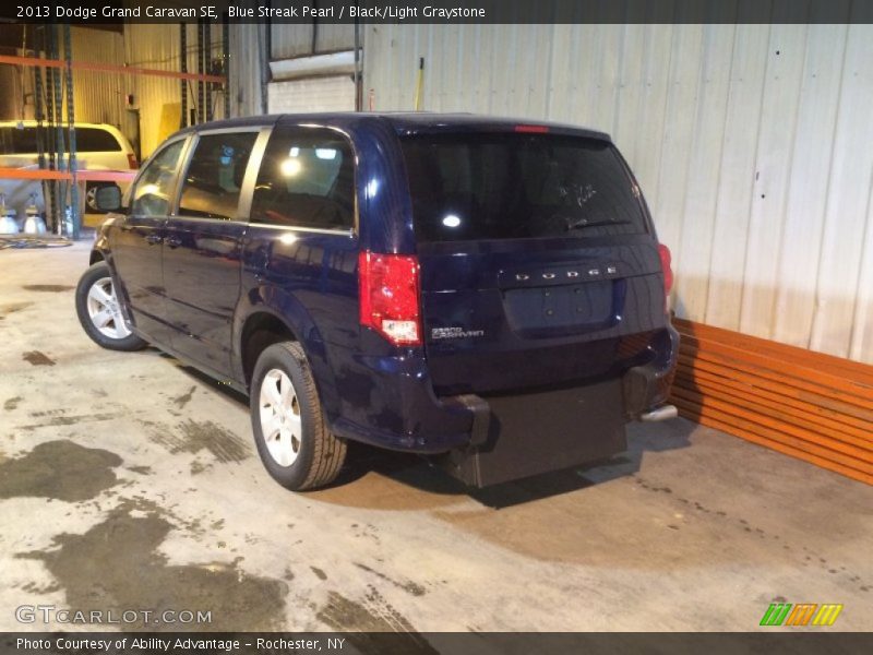 Blue Streak Pearl / Black/Light Graystone 2013 Dodge Grand Caravan SE