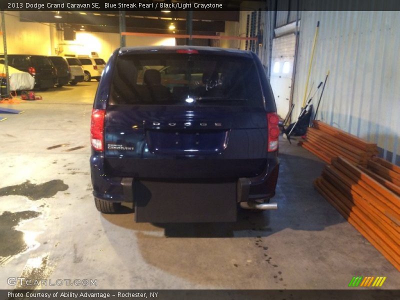 Blue Streak Pearl / Black/Light Graystone 2013 Dodge Grand Caravan SE