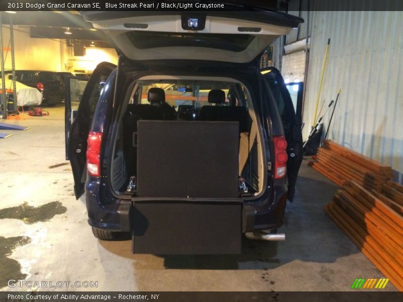 Blue Streak Pearl / Black/Light Graystone 2013 Dodge Grand Caravan SE