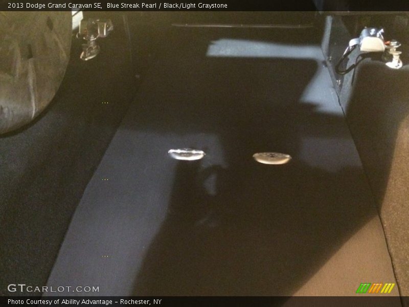 Blue Streak Pearl / Black/Light Graystone 2013 Dodge Grand Caravan SE