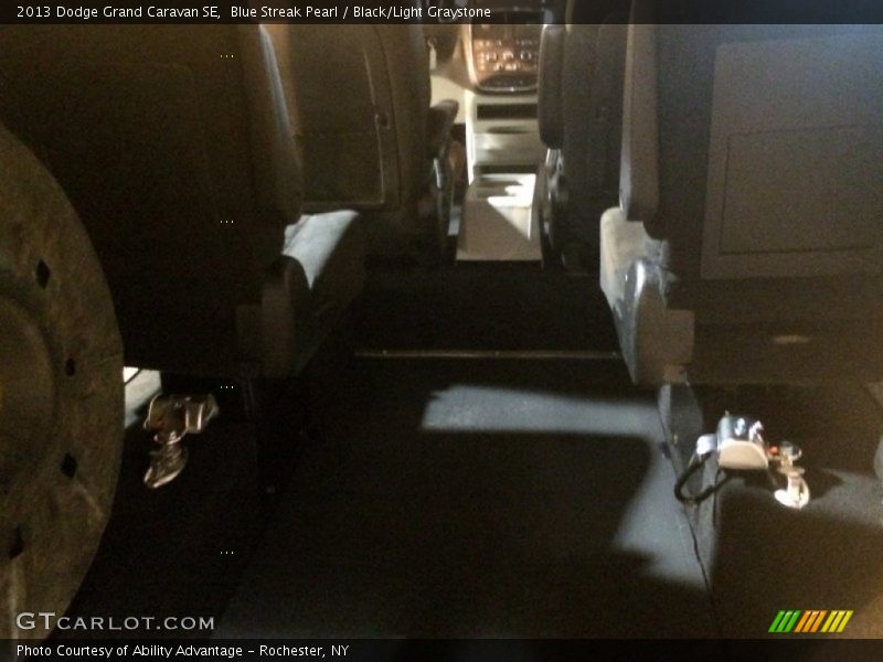 Blue Streak Pearl / Black/Light Graystone 2013 Dodge Grand Caravan SE