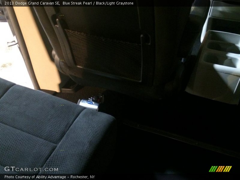 Blue Streak Pearl / Black/Light Graystone 2013 Dodge Grand Caravan SE