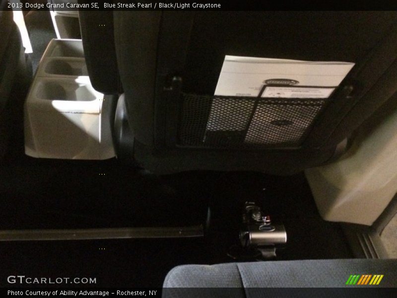 Blue Streak Pearl / Black/Light Graystone 2013 Dodge Grand Caravan SE