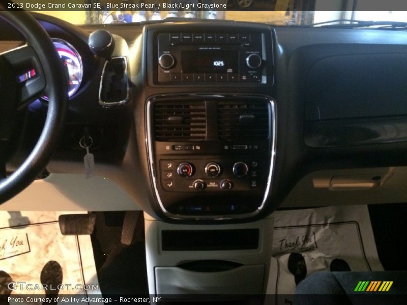 Blue Streak Pearl / Black/Light Graystone 2013 Dodge Grand Caravan SE