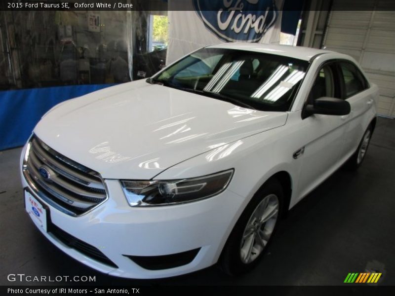 Oxford White / Dune 2015 Ford Taurus SE