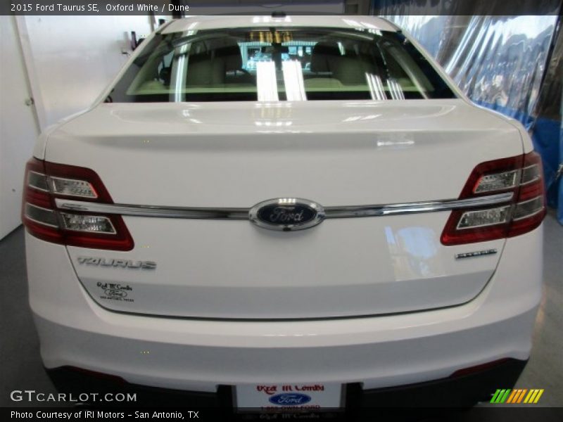 Oxford White / Dune 2015 Ford Taurus SE