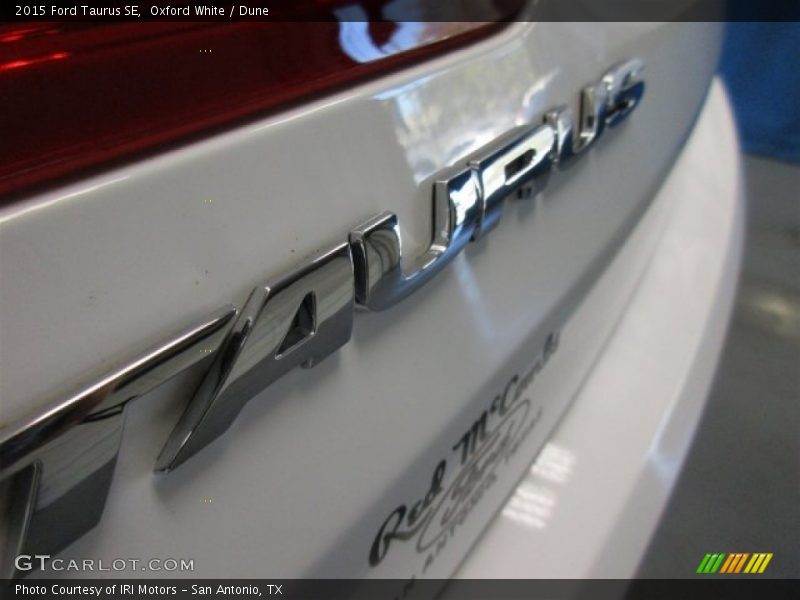 Oxford White / Dune 2015 Ford Taurus SE