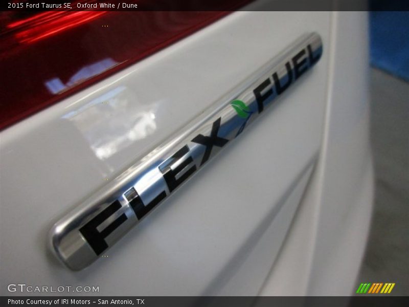 Oxford White / Dune 2015 Ford Taurus SE