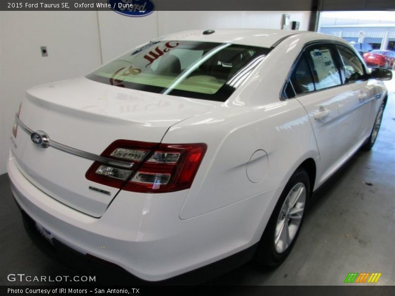 Oxford White / Dune 2015 Ford Taurus SE