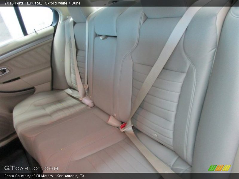 Oxford White / Dune 2015 Ford Taurus SE