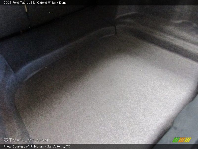 Oxford White / Dune 2015 Ford Taurus SE