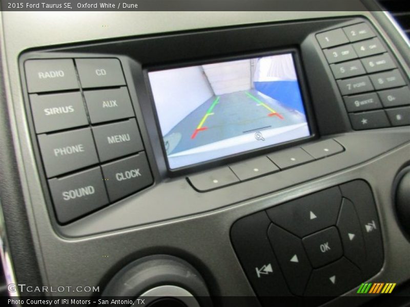 Oxford White / Dune 2015 Ford Taurus SE