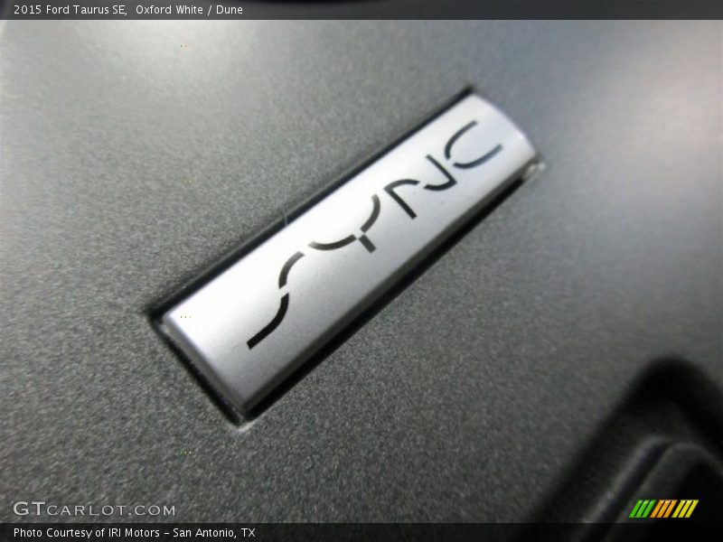 Oxford White / Dune 2015 Ford Taurus SE