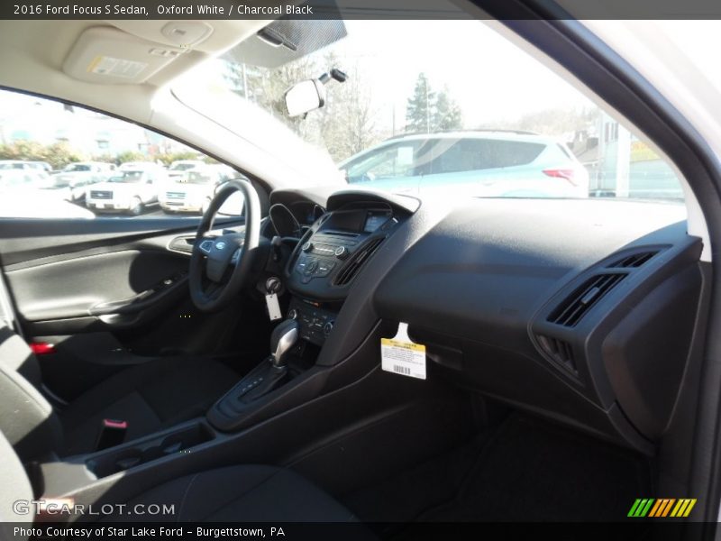 Oxford White / Charcoal Black 2016 Ford Focus S Sedan