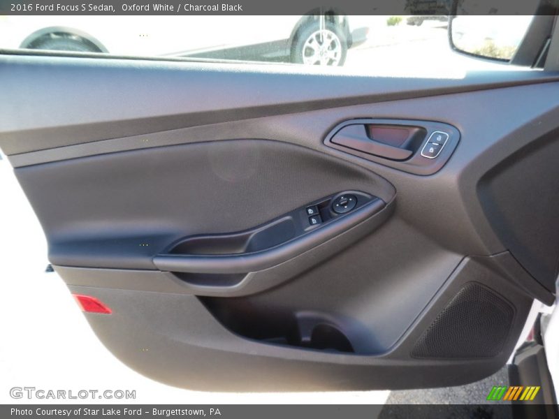 Oxford White / Charcoal Black 2016 Ford Focus S Sedan