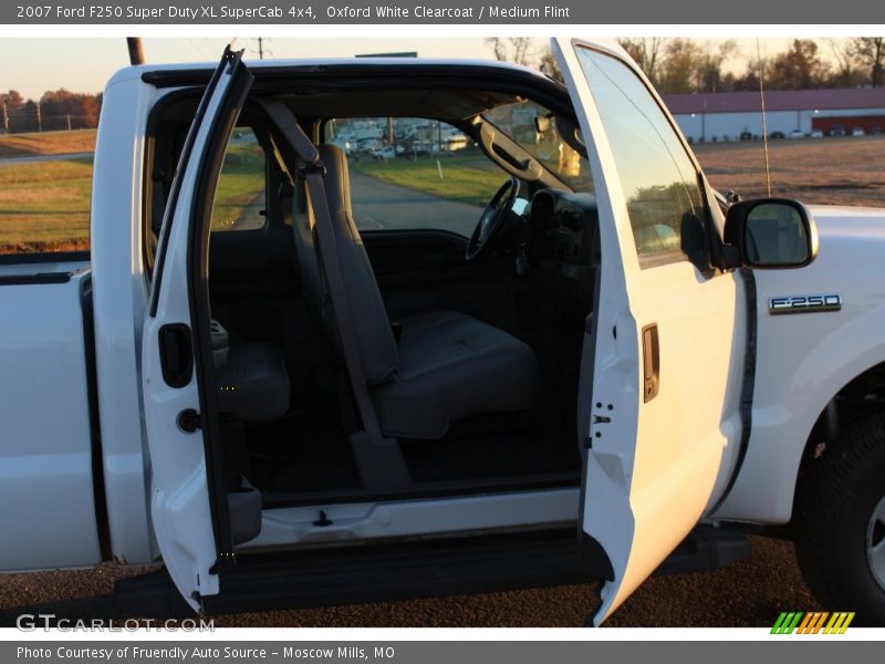 Oxford White Clearcoat / Medium Flint 2007 Ford F250 Super Duty XL SuperCab 4x4