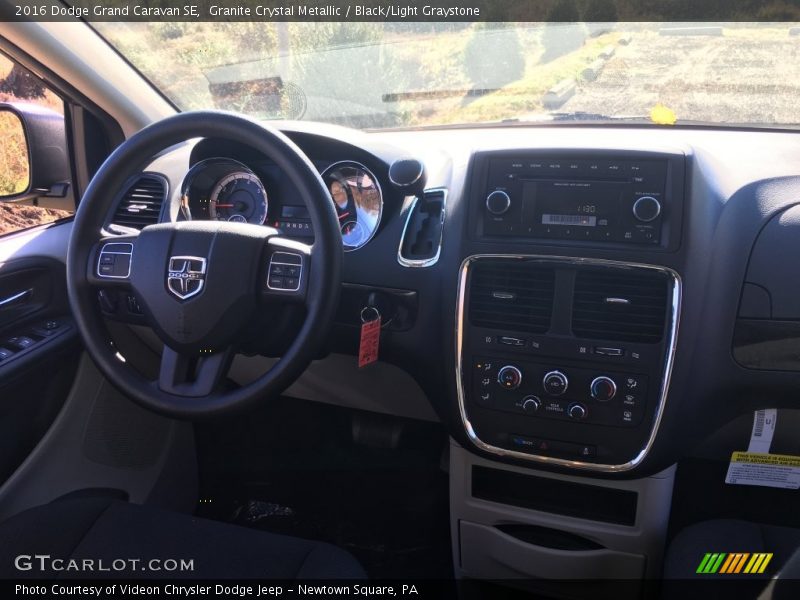 Granite Crystal Metallic / Black/Light Graystone 2016 Dodge Grand Caravan SE