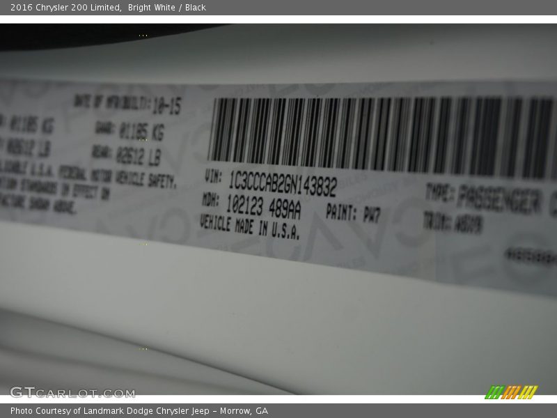 Bright White / Black 2016 Chrysler 200 Limited