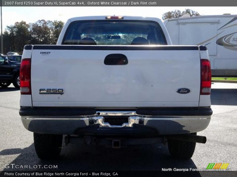 Oxford White Clearcoat / Dark Flint cloth 2007 Ford F250 Super Duty XL SuperCab 4x4