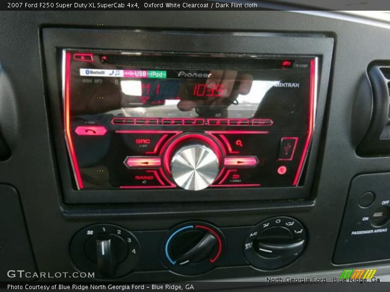Oxford White Clearcoat / Dark Flint cloth 2007 Ford F250 Super Duty XL SuperCab 4x4