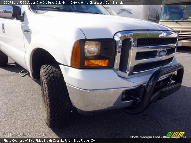 Oxford White Clearcoat / Dark Flint cloth 2007 Ford F250 Super Duty XL SuperCab 4x4