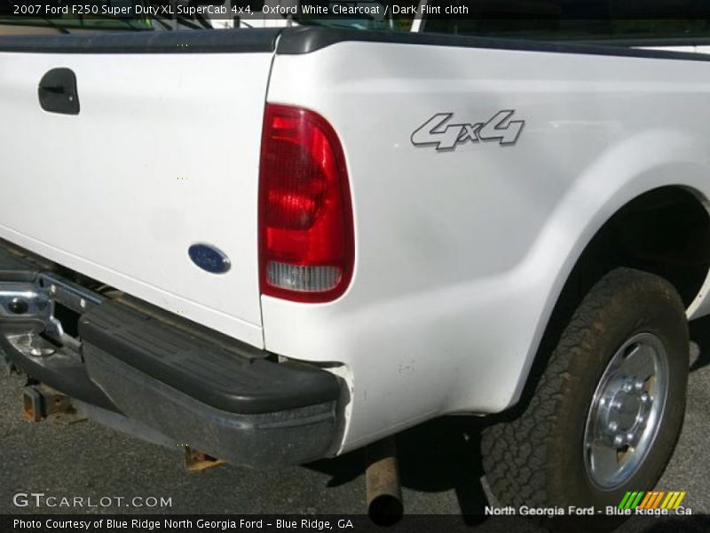Oxford White Clearcoat / Dark Flint cloth 2007 Ford F250 Super Duty XL SuperCab 4x4