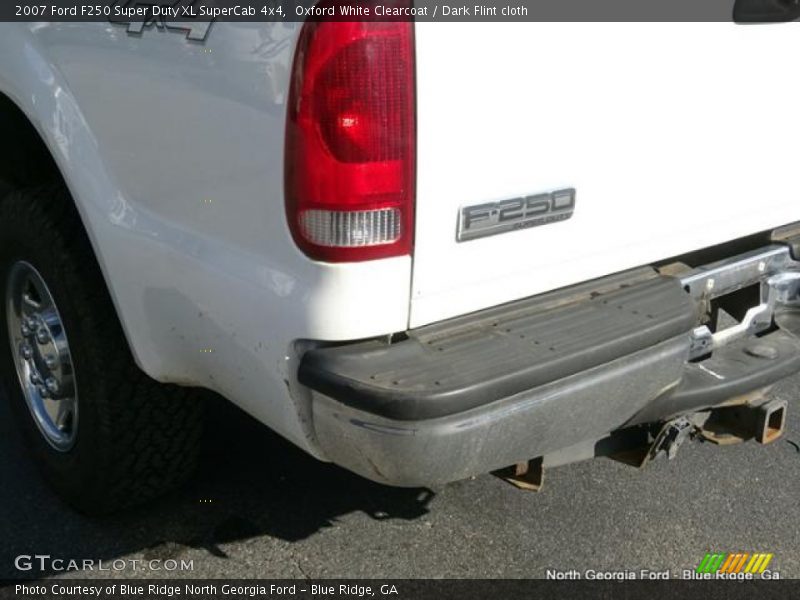 Oxford White Clearcoat / Dark Flint cloth 2007 Ford F250 Super Duty XL SuperCab 4x4