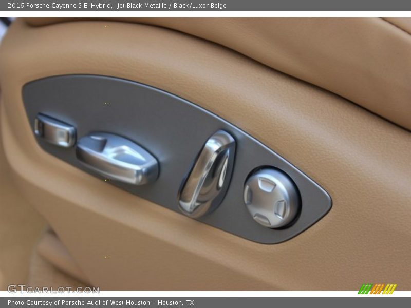 Controls of 2016 Cayenne S E-Hybrid